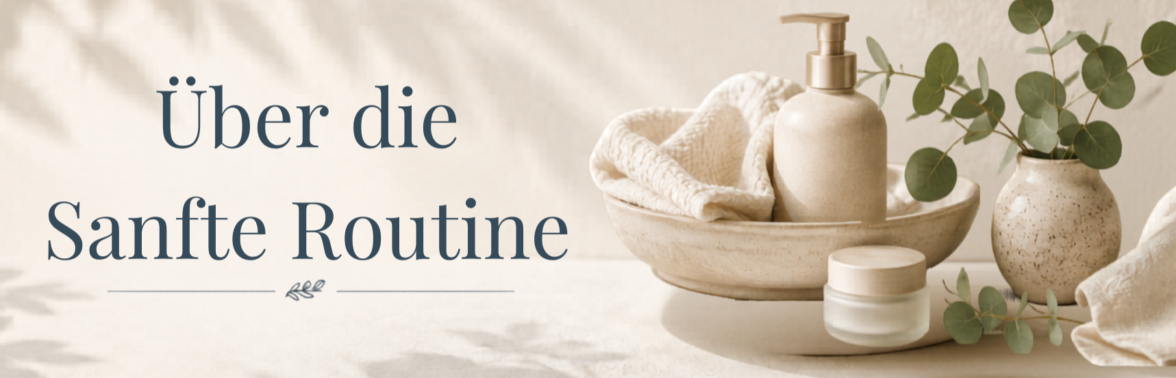 Seitenbanner der Seite „Über die sanfte Routine“ mit minimalistischen Hautpflegeprodukten