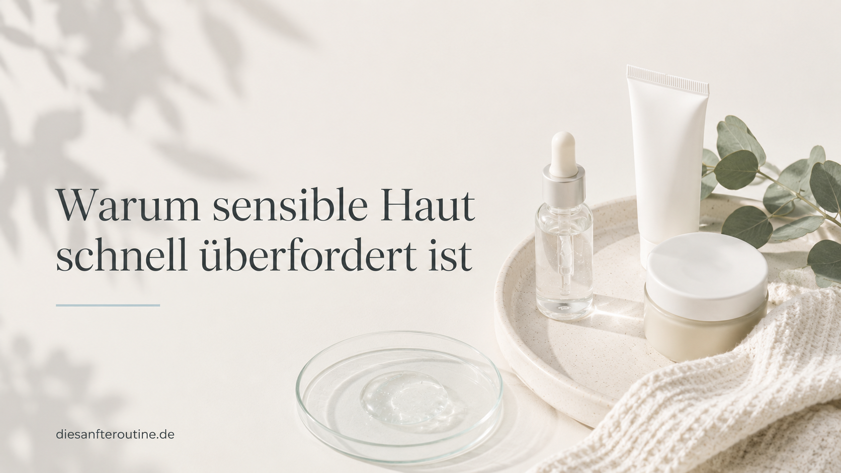 Ruhiges Hautpflege-Flatlay mit Creme-Textur und sanften Natur-Elementen für sensible Haut
